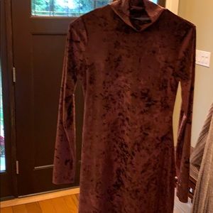 Body-con crushes velvet dress !